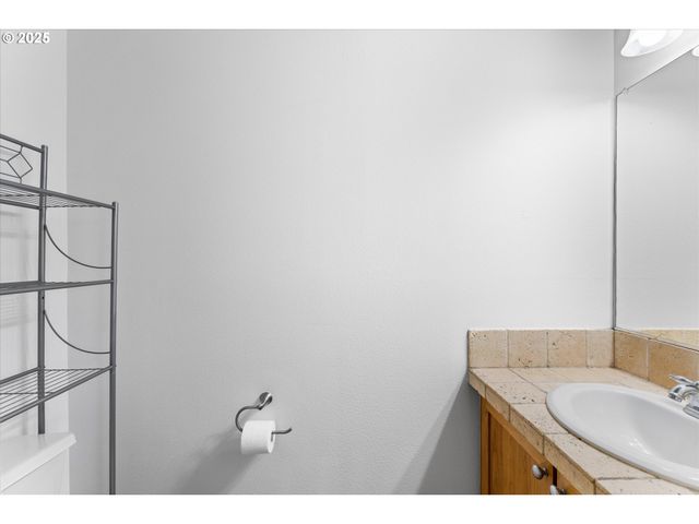 1050 Sw 170TH Ave 201, Beaverton, OR 97003