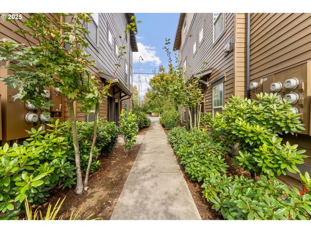 1050 Sw 170TH Ave 201, Beaverton, OR 97003