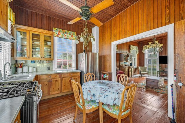 813 Nelson Avenue, Port Bolivar, TX 77650