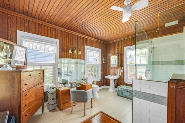 813 Nelson Avenue, Port Bolivar, TX 77650