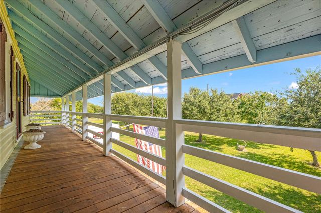 813 Nelson Avenue, Port Bolivar, TX 77650