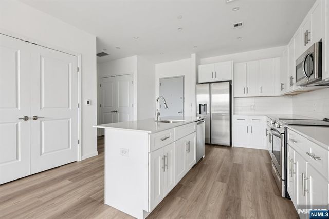 2 Executive Drive 807, Fort Lee, NJ 07024