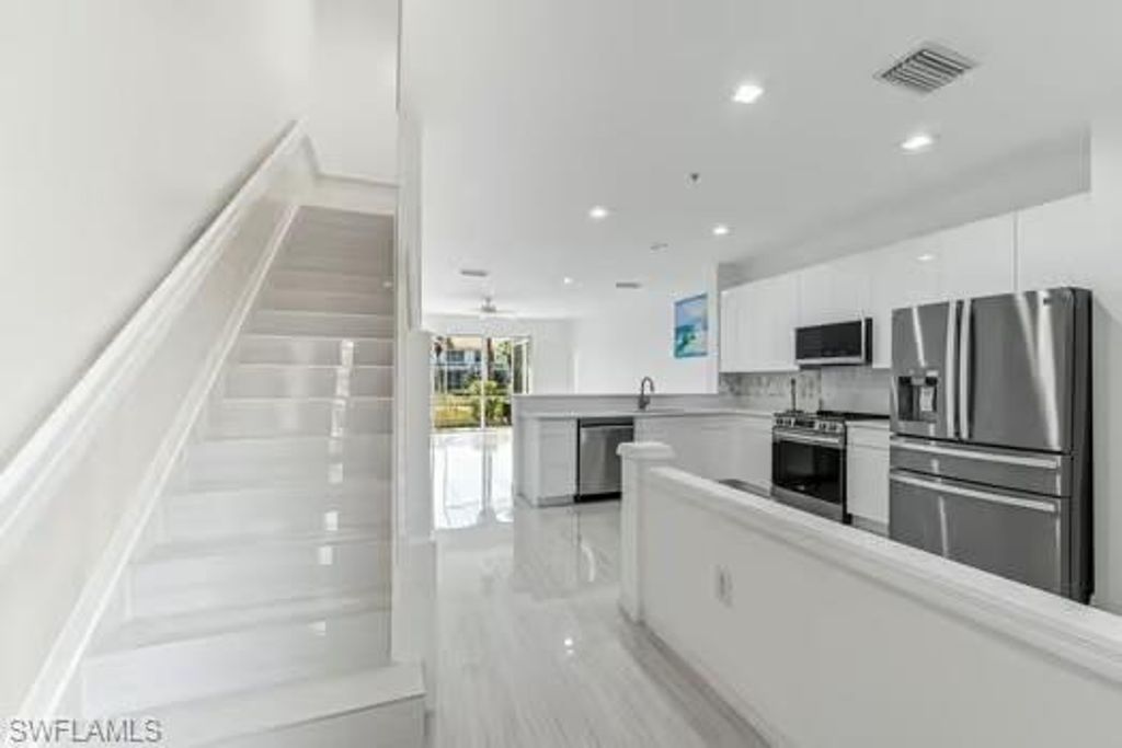827 Hampton CIR 146, NAPLES, FL 34105 — photo 2