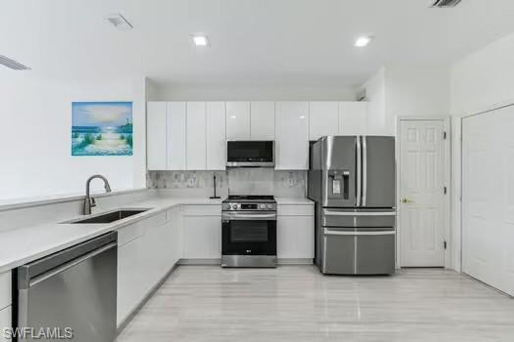 827 Hampton CIR 146, NAPLES, FL 34105 — photo 3