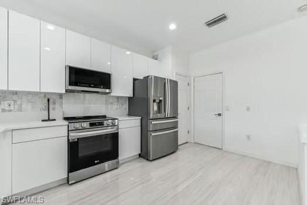 827 Hampton CIR 146, NAPLES, FL 34105 — photo 5