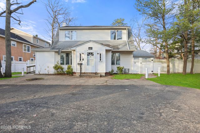 637 6th Street, Lakewood, NJ 08701