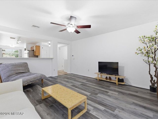 7901 N Chainfruit Cholla Drive, Tucson, AZ 85741