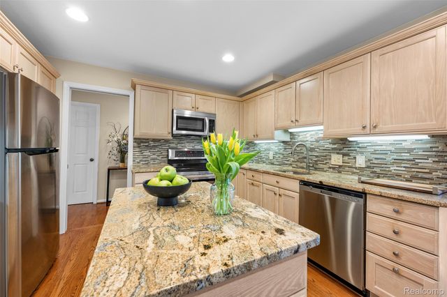 1204 S Timberview Trail, Bloomfield Hills, MI 48304