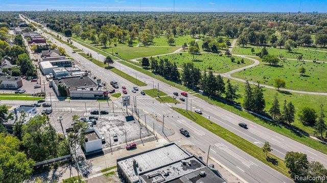 30118 Woodward Avenue, Royal Oak, MI 48073