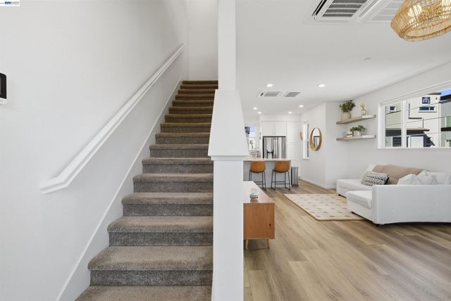 440 Pawnee Ln, Alameda, CA 94501