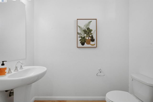 440 Pawnee Ln, Alameda, CA 94501