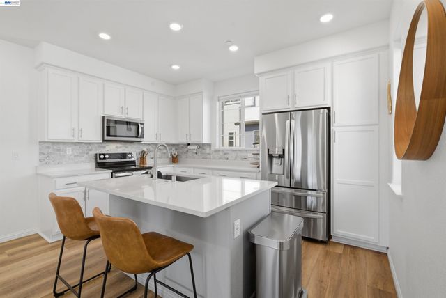 440 Pawnee Ln, Alameda, CA 94501