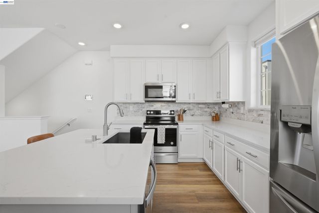 440 Pawnee Ln, Alameda, CA 94501