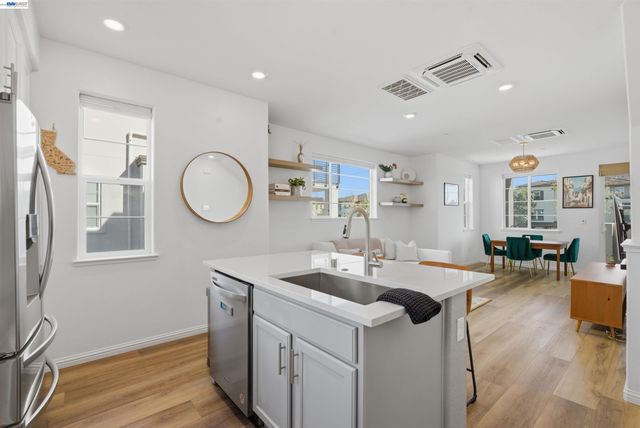 440 Pawnee Ln, Alameda, CA 94501