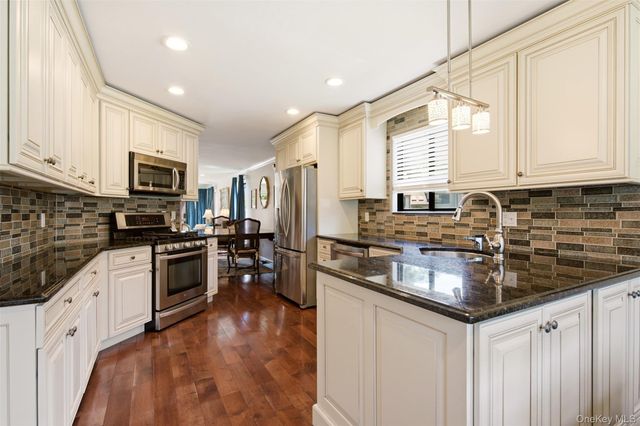 112 The Glen 112, Glen Head, NY 11545