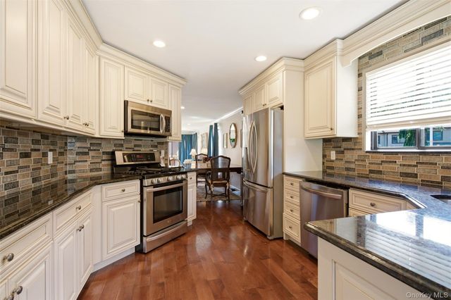 112 The Glen 112, Glen Head, NY 11545