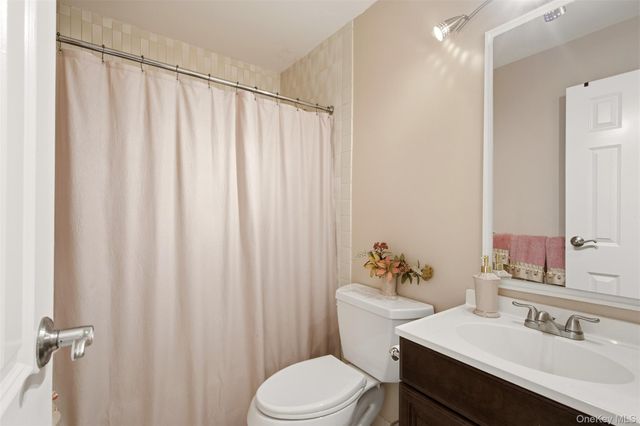 112 The Glen 112, Glen Head, NY 11545
