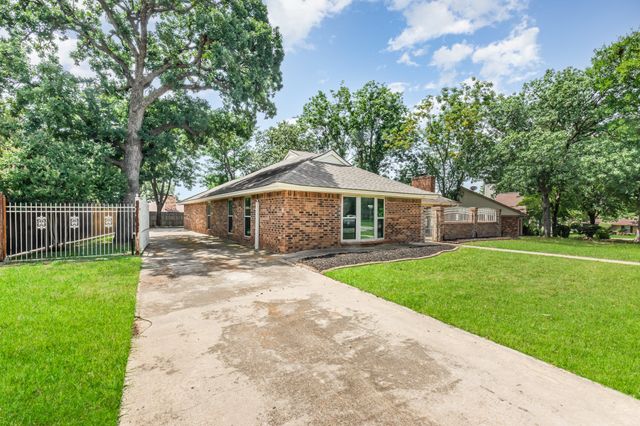 2109 Oakmeadow Street, Bedford, TX 76021