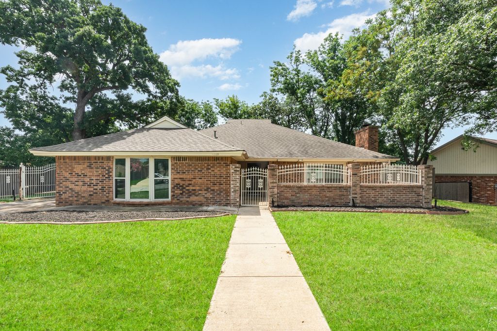2109 Oakmeadow Street, Bedford, TX 76021