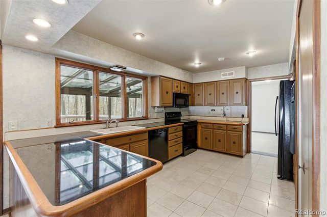 4710 Cove Road, West Bloomfield, MI 48323