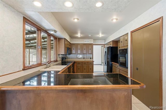 4710 Cove Road, West Bloomfield, MI 48323