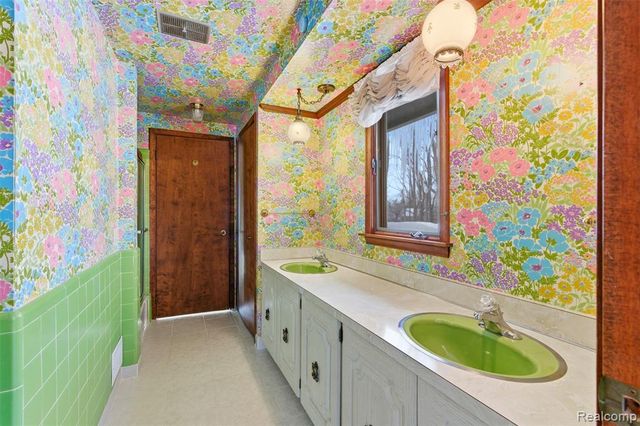 4710 Cove Road, West Bloomfield, MI 48323