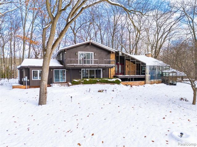 4710 Cove Road, West Bloomfield, MI 48323