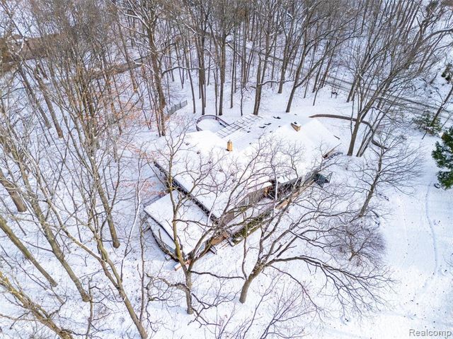 4710 Cove Road, West Bloomfield, MI 48323