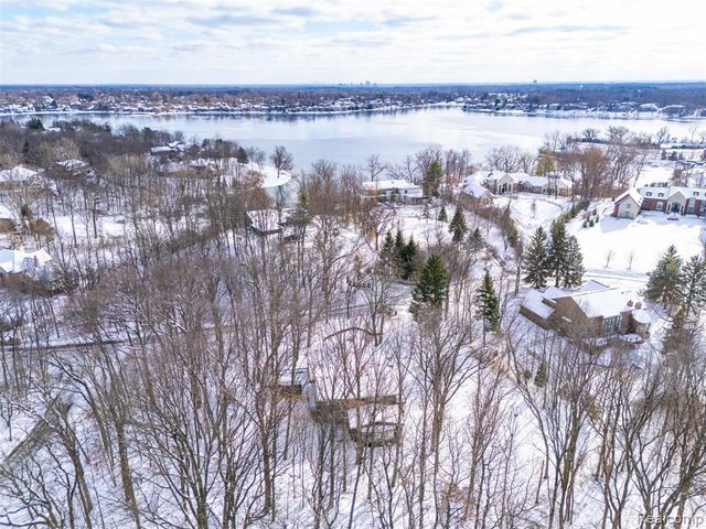 4710 Cove Road, West Bloomfield, MI 48323