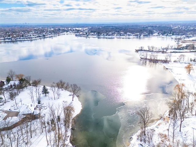 4710 Cove Road, West Bloomfield, MI 48323