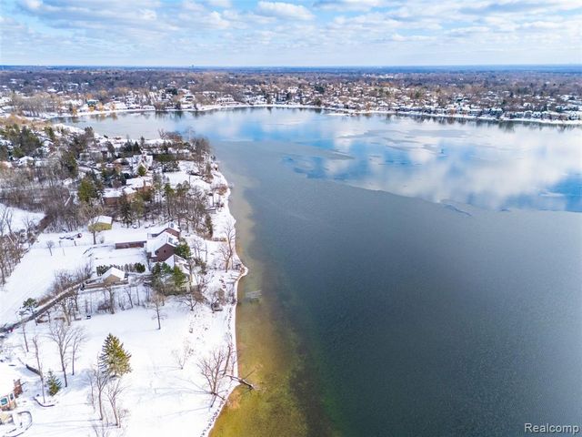 4710 Cove Road, West Bloomfield, MI 48323