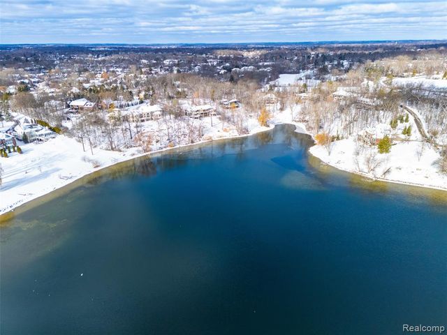 4710 Cove Road, West Bloomfield, MI 48323