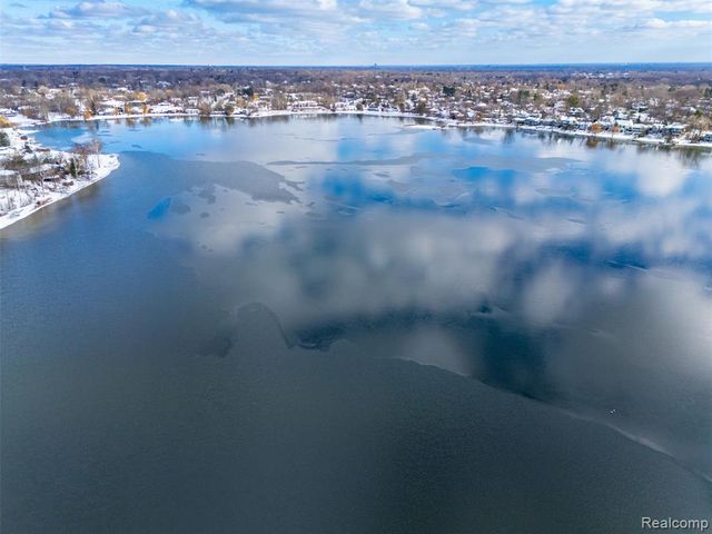 4710 Cove Road, West Bloomfield, MI 48323