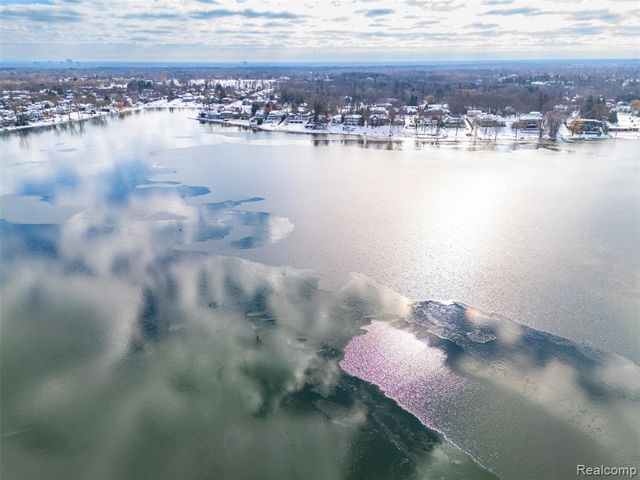 4710 Cove Road, West Bloomfield, MI 48323