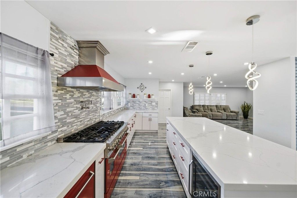 Image 10 of property listing at 10225 Donna, Northridge, CA 91324