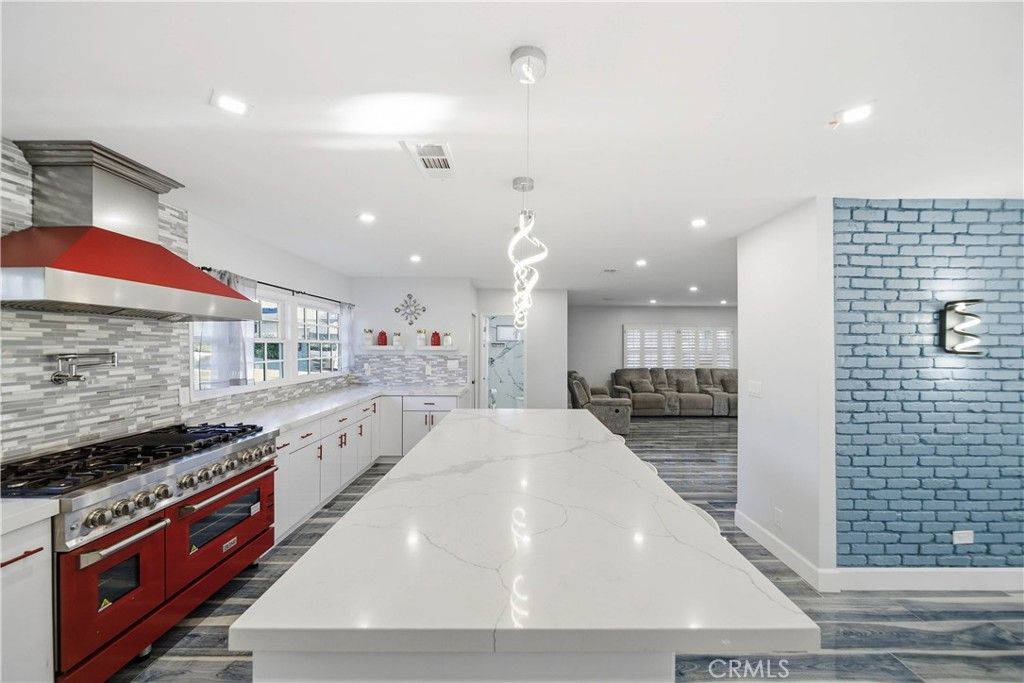 Image 11 of property listing at 10225 Donna, Northridge, CA 91324