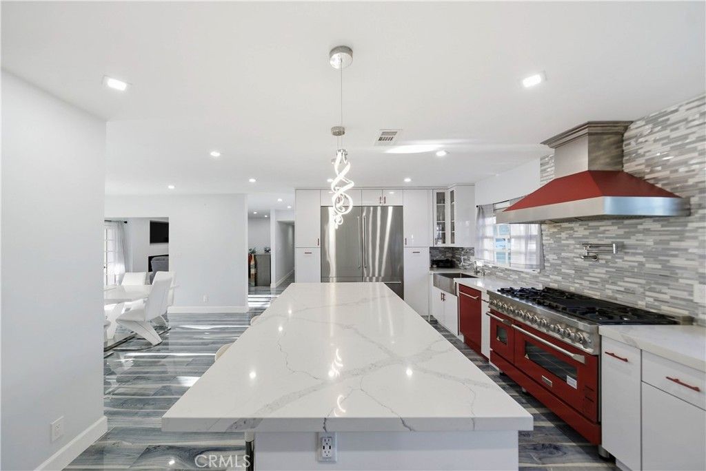 Image 12 of property listing at 10225 Donna, Northridge, CA 91324