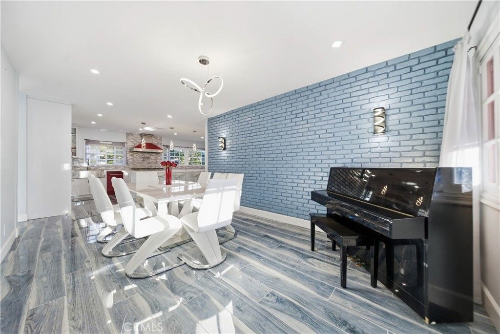 Image 13 of property listing at 10225 Donna, Northridge, CA 91324