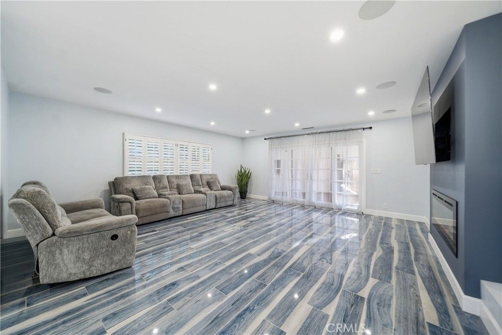 Image 15 of property listing at 10225 Donna, Northridge, CA 91324