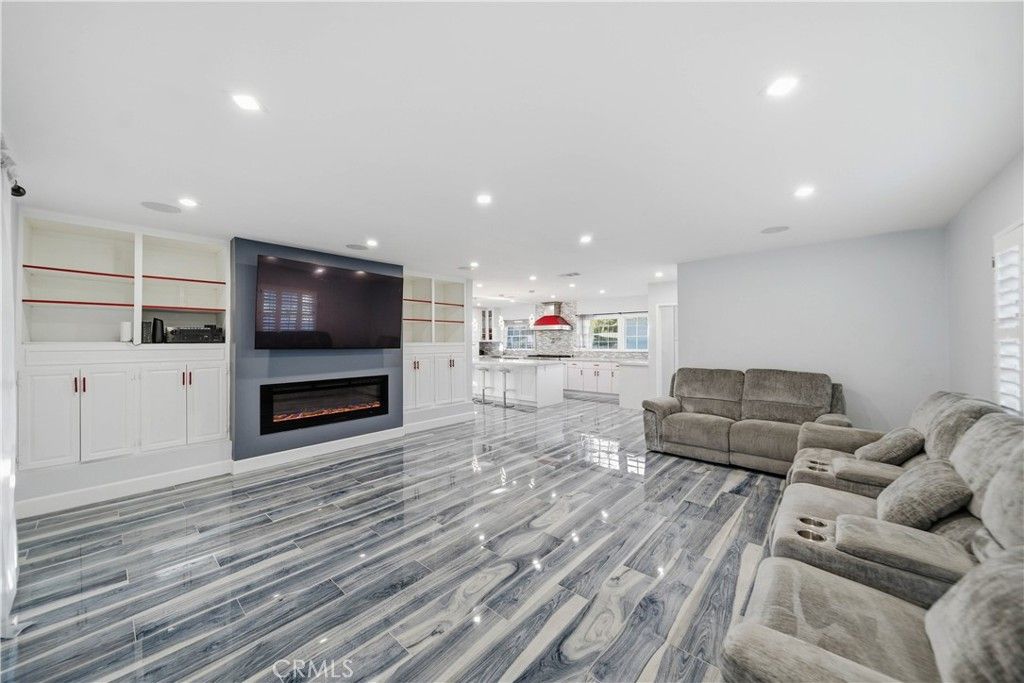 Image 16 of property listing at 10225 Donna, Northridge, CA 91324