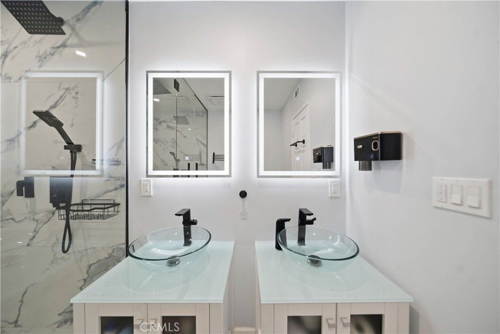 Image 19 of property listing at 10225 Donna, Northridge, CA 91324