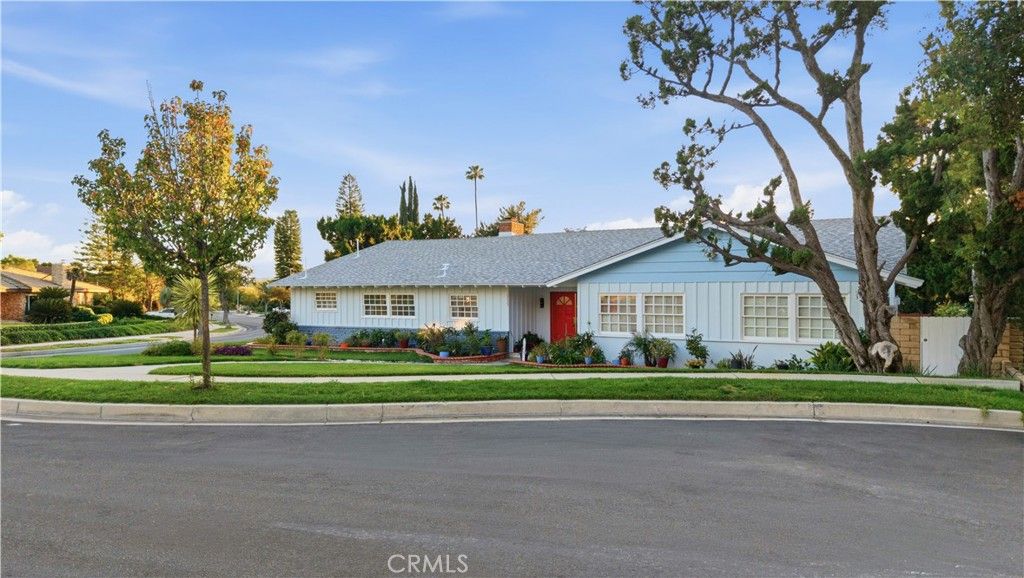 Image 4 of property listing at 10225 Donna, Northridge, CA 91324