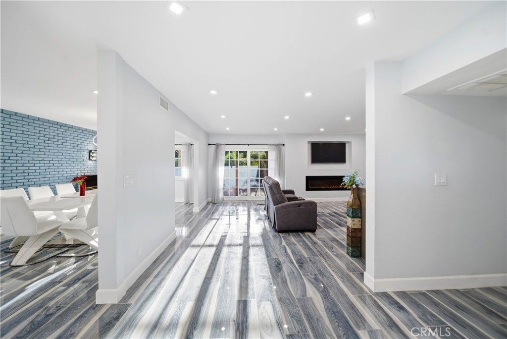 Image 5 of property listing at 10225 Donna, Northridge, CA 91324