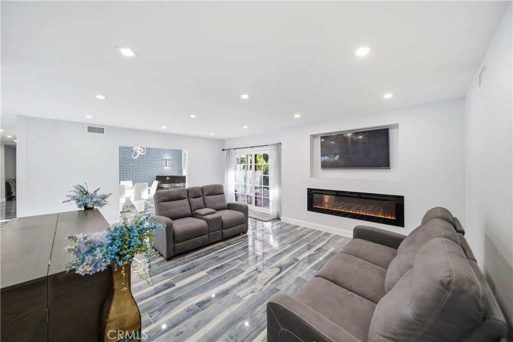 Image 6 of property listing at 10225 Donna, Northridge, CA 91324