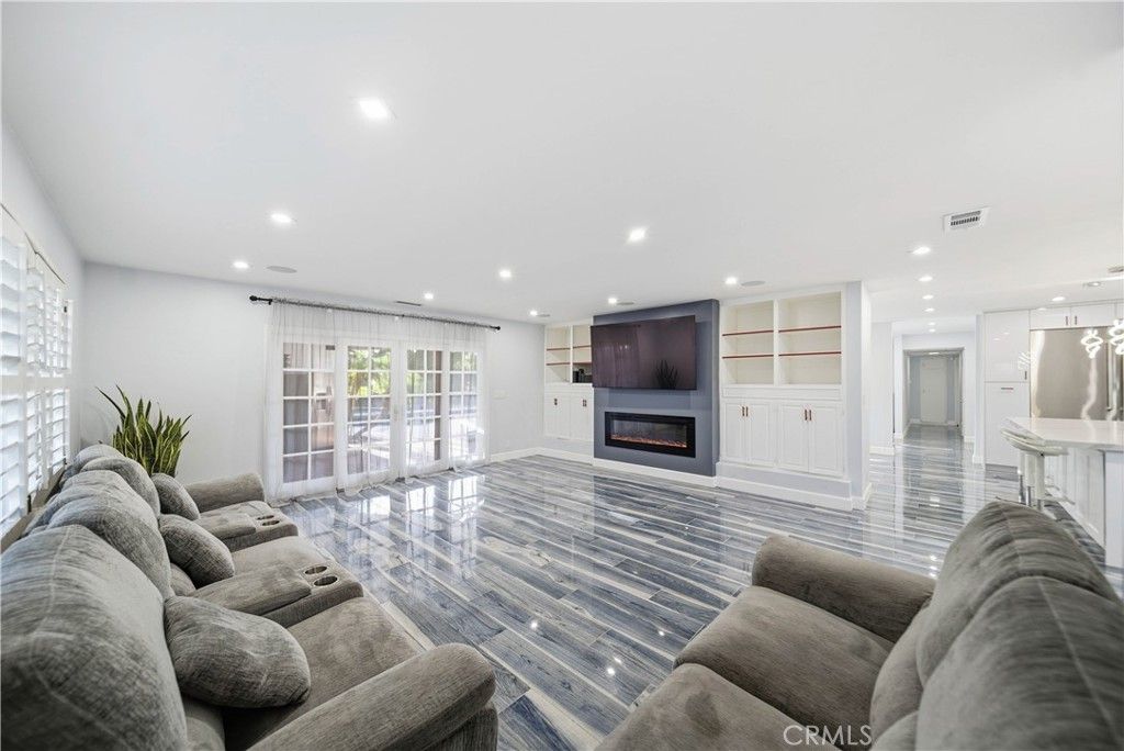 Image 7 of property listing at 10225 Donna, Northridge, CA 91324