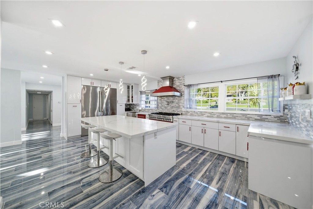 Image 8 of property listing at 10225 Donna, Northridge, CA 91324