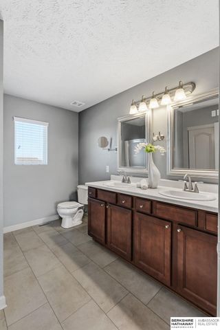 17302 Larimore Avenue, Omaha, NE 68116