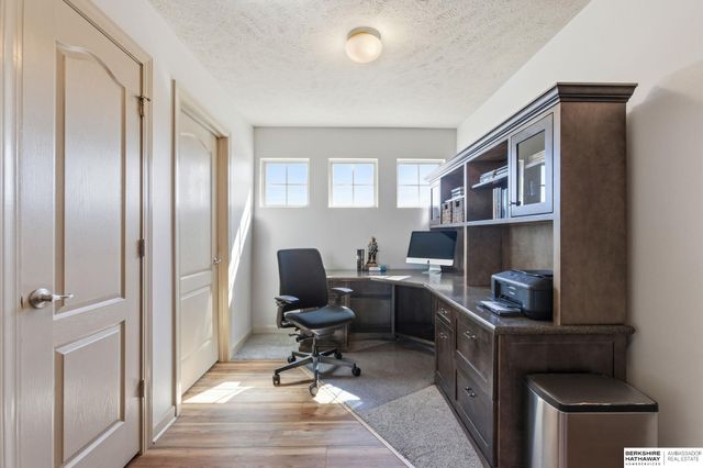 17302 Larimore Avenue, Omaha, NE 68116