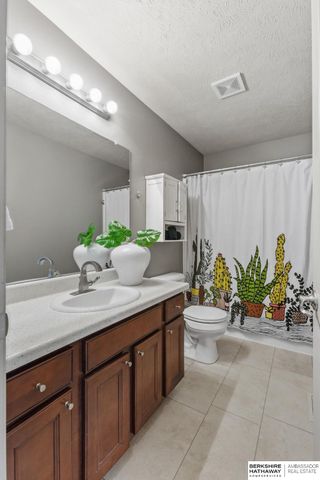 17302 Larimore Avenue, Omaha, NE 68116