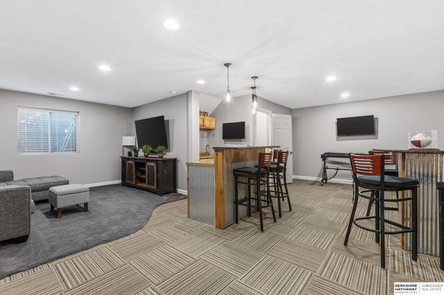 17302 Larimore Avenue, Omaha, NE 68116